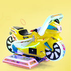  硬貨によって作動させる子供のゲーム・マシンの子供は子供のレース カーのオートバイに乗ります