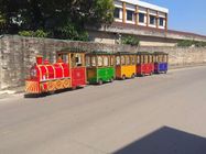 遊園地の子供のアーケード機械車の電気無軌道の列車の乗車