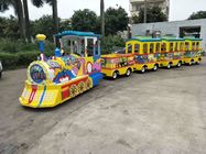 遊園地の子供のアーケード機械車の電気無軌道の列車の乗車
