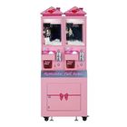 ピンクのおもちゃクレーン機械、ロマンチックなフルハウスの贅沢なブティックの小型おもちゃの伝染性機械