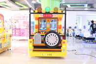 ショッピング モールのためのアーケード・ゲーム機械を運転している2人のプレーヤーの子供
